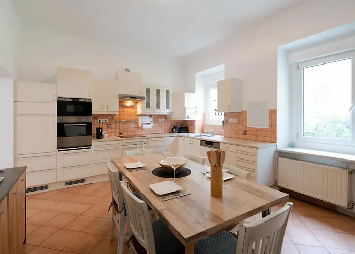 Будинок відпочинку Bessemer - Charming With Garden *